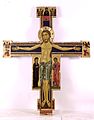 Crucifix italien du XIIIe siècle à la pinacothèque de Lucques, la Vierge est toujours à la droite de son Fils et saint Jean, l'apôtre préféré, à sa gauche. Les symboles des évangélistes sont de chaque côté du bras horizontal.