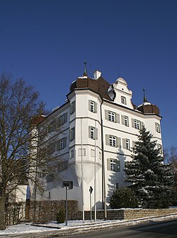 Cung điện Bernstadt có cơ quan hành chính thị trấn và bảo tàng khu vực