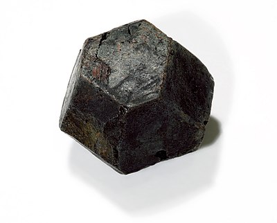 Sampel langka oktahedron betafit, mineral penting yang mengandung thorium, uranium, dan niobium.