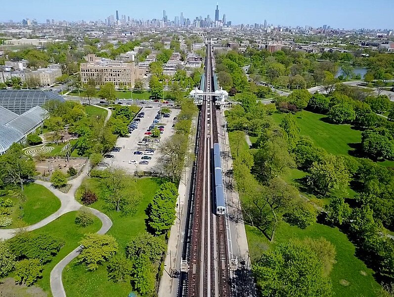 File:Bird's eye view of Garfield Park, downtown Chicago, and the Lake Street elevated (34518926885)~2.jpg