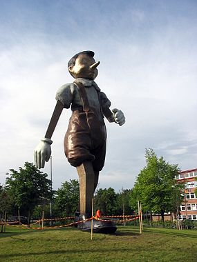 Бронзавая скульптура «Walking to Borås» работы Джыма Дайна на вул. Алегатан (вышыня скульптуры — 9 м, вага — 3 т)