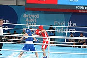 Deutsch: Boxen bei den Olympischen Jugendspielen 2018 Tag 12, 18. Oktober 2018 - Finale Leichtgewicht Mädchen – Oriana Saputo (Argentinien, blau) schlägt Emma Lawson (Australien, rot) 5-0; Ringrichter ist José Romero (Spanien). English: Boxing at the 2018 Summer Youth Olympics on 18 October 2018 – Girls' lightweight Bronze Medal Bout – Oriana Saputo (Argentina, blue) wins over Emma Lawson (Australie, red) 5-0; Referee is José Romero (Spain). Español: Boxeo en los Juegos Olímpicos Juveniles de Verano de 2018 en 18 de octubre de 2018 - Combate de medalla de bronce de las niñas: Oriana Saputo (Argentina, azul) gana a Emma Lawson (Australie, roja) 5-0; Árbitro es José Romero (España).