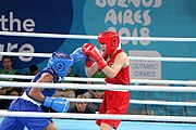 Deutsch: Boxen bei den Olympischen Jugendspielen 2018 Tag 12, 18. Oktober 2018 - Finale Leichtgewicht Mädchen – Junioren-Weltmeisterin und dreifache Juniorinnen-Europameisterin Caroline Sara DuBois (Großbritannien, blau) schlägt Juniorinnen-Asienmeisterin Porntip Buapa (Thailand, rot). English: Boxing at the 2018 Summer Youth Olympics on 18 October 2018 – Girls' lightweight Gold Medal Bout – Caroline Sara DuBois (Grat Britain, blue) wins over Porntip Buapa (Thailand, red). Español: Boxeo en los Juegos Olímpicos Juveniles de Verano de 2018 en 18 de octubre de 2018 - Combate de medalla de oro de peso ligero para niñas - Caroline Sara DuBois (Gran Bretaña, azul ) gana sobre Porntip Buapa (Tailandia, rojo).