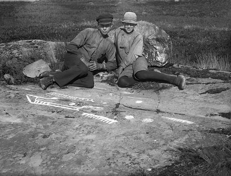 File:Boys at rock carving, Stora Herrebro, Norrköping (Borg), Östergötland, Sweden (29548519121).jpg