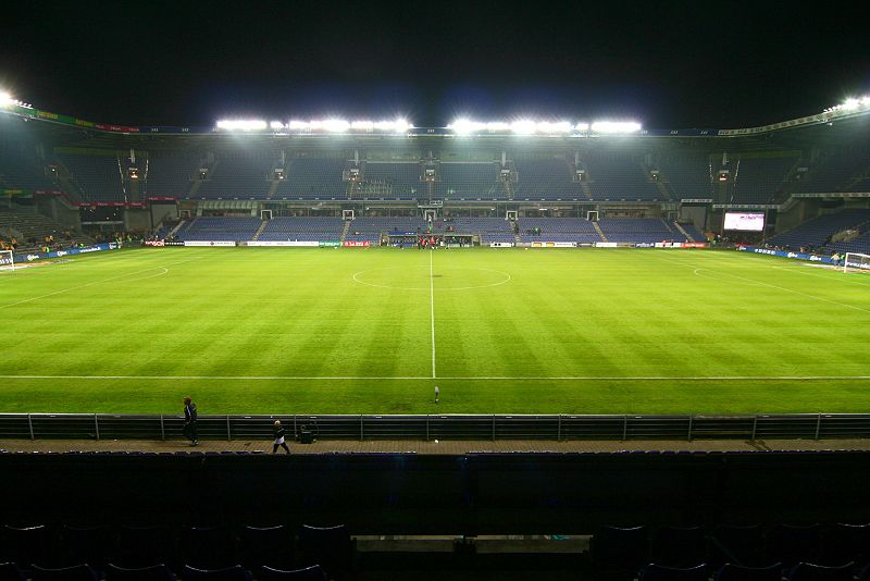 File:Brøndbystadionbynight.jpg