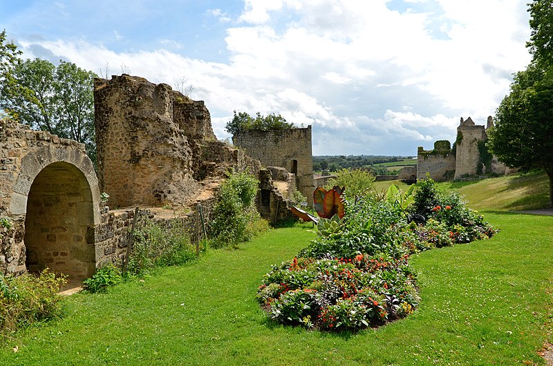 File:Bressuire - Chateau Bressuire 02.jpg