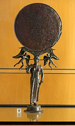 Miroir. Aphrodite. Bronze, H. 39,5 cm. première moitié du Ve siècle AEC