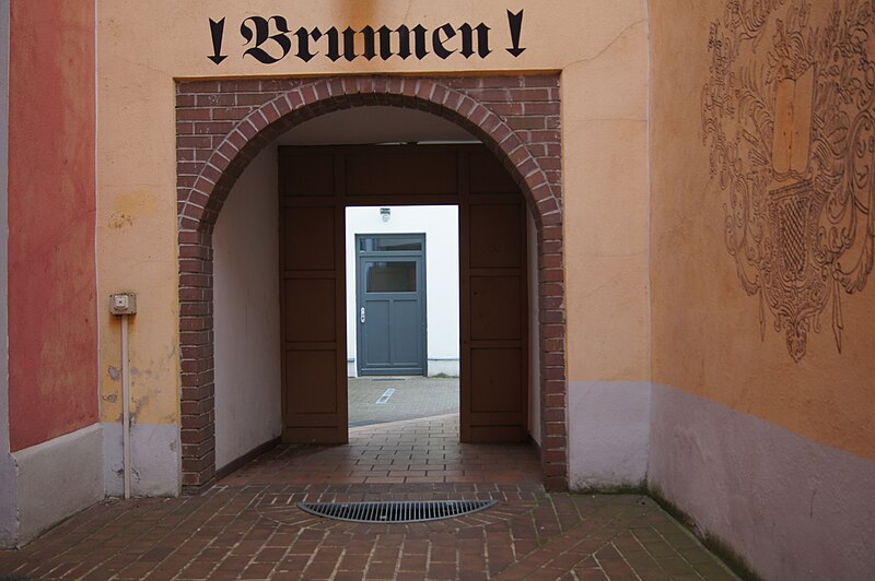 File:Brunnen in den Wohnhäusern mit Gaststätte Königs Fritze in Frankfurt (Oder) 001.JPG