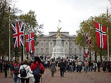 Archivo:Buck_palace_+_change_guards_028.jpg