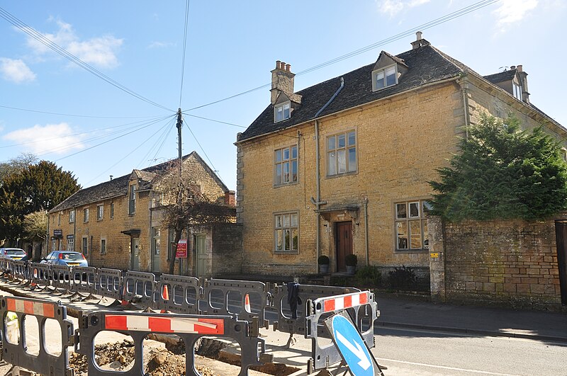 File:Building in Bourton-on-the-Water (1326).jpg