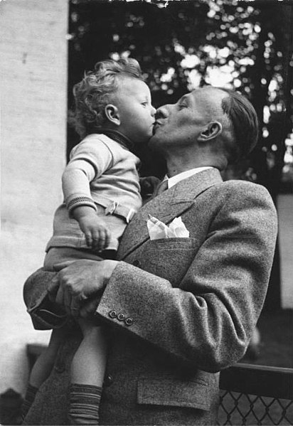 File:Bundesarchiv B 145 Bild-P020410, Berlin, Familienbesuch im Zoo.jpg