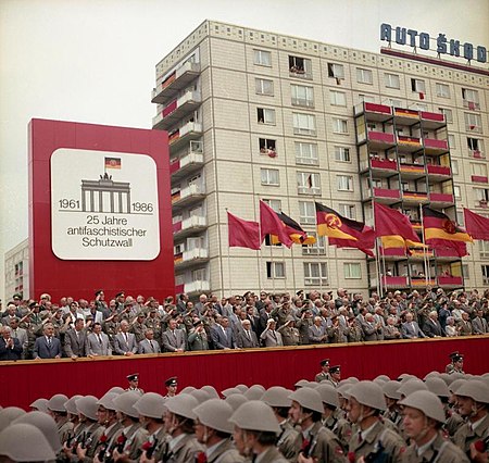 Tập_tin:Bundesarchiv_Bild_183-1986-0813-460,_Berlin,_Parade_von_Kampfgruppen_zum_Mauerbau.jpg