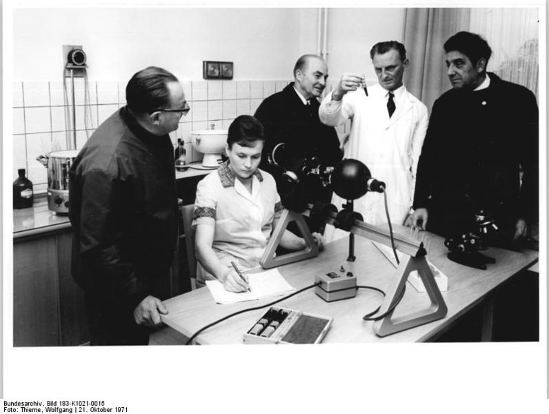 File:Bundesarchiv Bild 183-K1021-0015, Oberorienitz, Labor des Landkrankenhauses.jpg