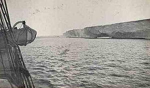 Les falaises de la côte de Caird photographiées par Frank Hurley lors de l'expédition Endurance