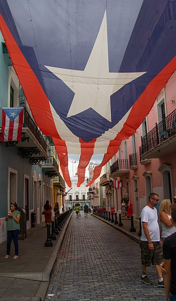 File:Calle La Fortaleza con bandera de Puerto Rico.jpg