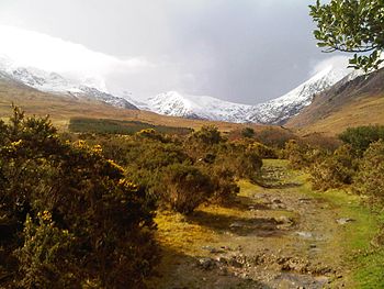 A drecha : Corrán Tuathail, la pus nauta montanha d'Irlanda.