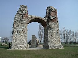 Carnuntum Heidentor.jpg