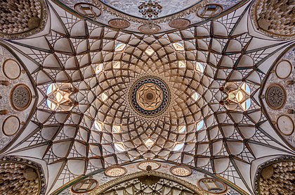 Vista inferior do elaborado teto da área interna da casa histórica Borujerdi, Caxã, Irã. (definição 7 385 × 4 874)