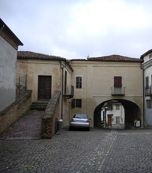 File:Casa sul Portone di Montemagno.jpg