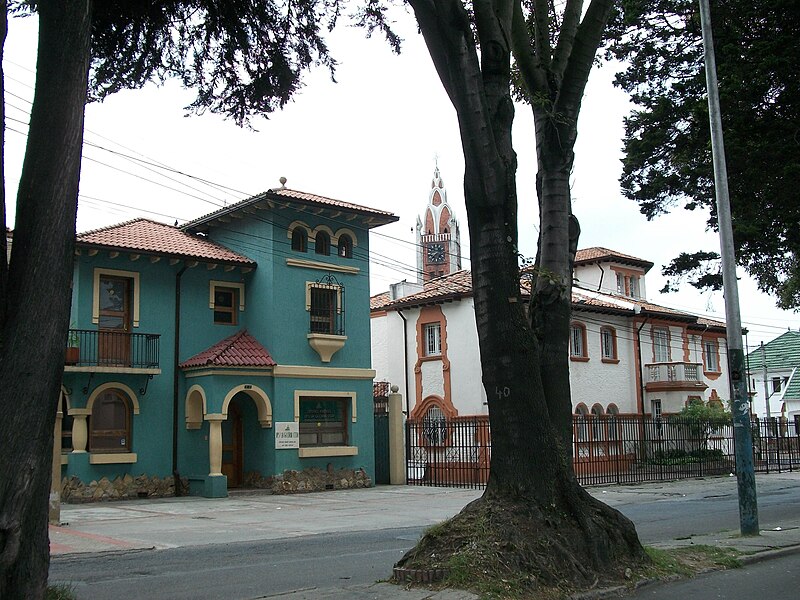 File:Casas en calle 34 de Teusaquillo.jpg