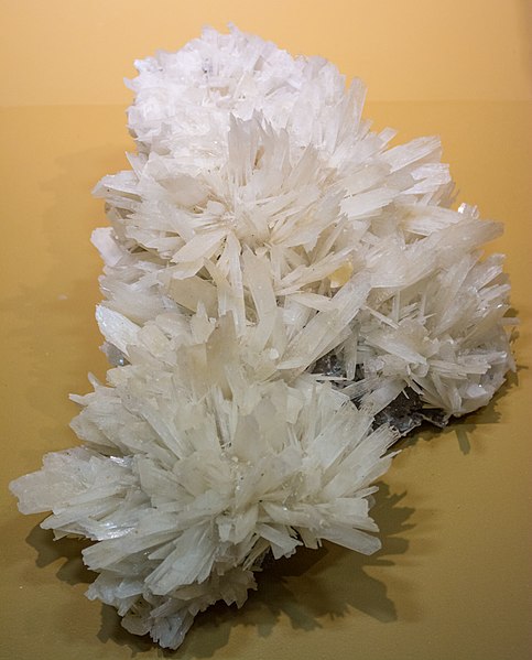 File:Celestite with calcite - Cleveland Museum of Natural History - 2014-12-26 (20917090649).jpg