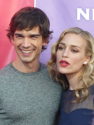 The characters Auggie Anderson and Annie Walker are portrayed by Christopher Gorham (left) and Piper Perabo (right).