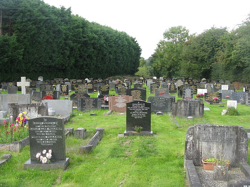 File:Churchyard at Acton - geograph.org.uk - 3679814.jpg