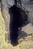 Cerca del borde (cueva) .jpg