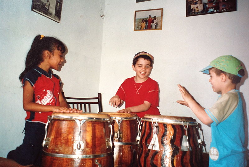 File:Cours de percussion afro-péruvienne à El Carmen 02.JPG