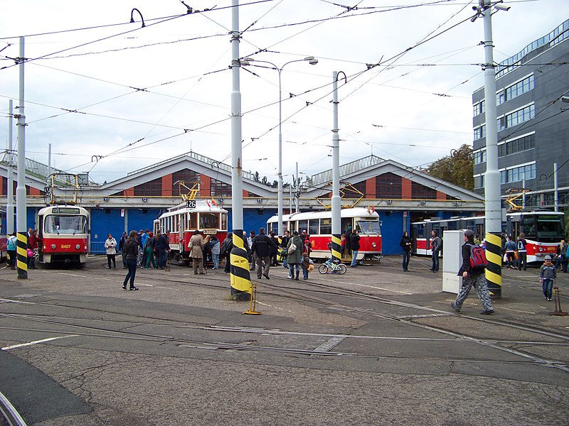 File:DOD vozovna Strašnice, tramvaje.jpg