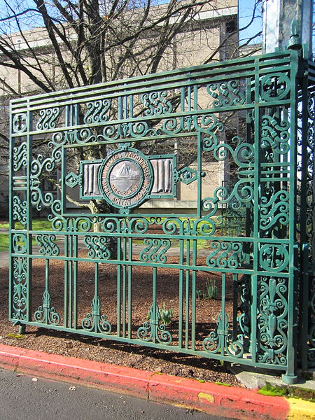 File:Dads' Gates, University of Oregon in Eugene (2013) - 2.JPG