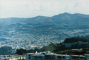 Panorama Daly Cityja s planinom San Bruno u pozadini