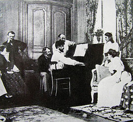 Дебюсси в салоне Эрнеста Шоссона играет оперу «Борис Годунов» Мусоргского. 1893 год. (Шоссон стоит за Дебюсси)