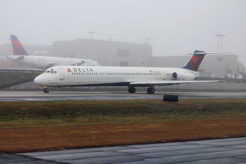 File:DeltaN909DL-MD88-TaxiATL-12Jan2015.jpg