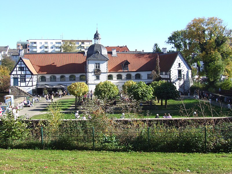 File:Denkmalnummer A 0233 + B 0012 Dortmund - Wasserschloss Haus Rodenberg - Dortmund-Aplerbeck - Biergarten (gesamt).jpg