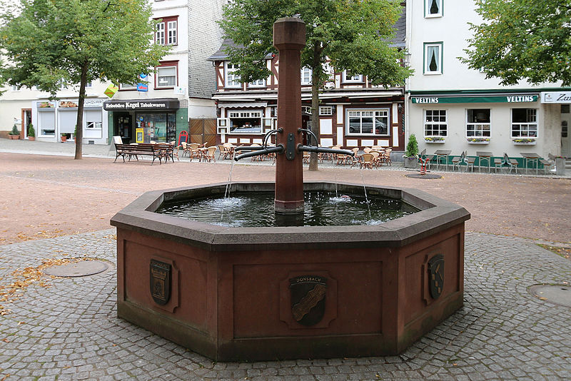 File:Dillenburg - Brunnen Wilhelmsplatz (1 08.2015).jpg