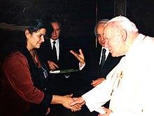 Doctor Charpak receiving the San Valentino medal from Pope Jean Paul II, in 1999 Doctor Charpak and Pope Jean Paul II .jpg