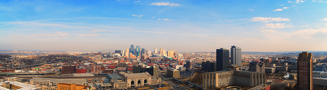 Панорамный вид на центр города. Крупное тёмно-синее здание в центре — One Kansas City Place, самое высокое здание города и штата.
