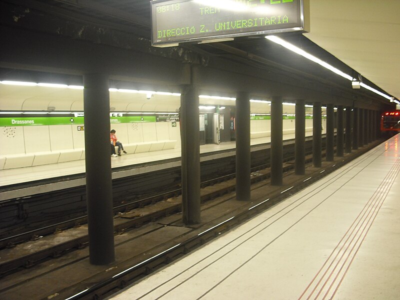 File:Drassanes inside, Barcelona Metro.jpg