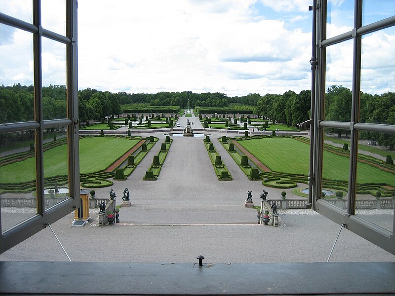 File:Drottningholm gardens2005.jpg