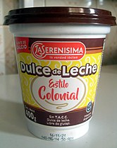 Teollisesti valmistettua dulce de lecheetä pakkauksessa.