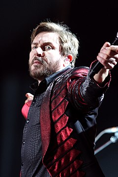 Simon Le Bon onstage, arms outstretched