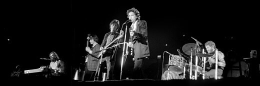 The Band met Bob Dylan in 1974, v.l.n.r. Richard Manuel, Rick Danko, Robbie Robertson, Bob Dylan, Levon Helm. Niet zichtbaar op de foto: Garth Hudson