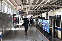 Eastbound platform of Zhangguizhuang Station (20211017124301).jpg