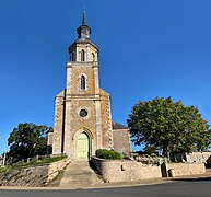 Façade et clocher de l'église Saint-Nicodème de Bourseul dans les Côtes d'Armor.