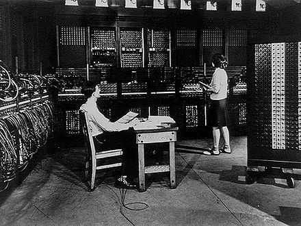 2 самая 1. Eniac компьютер 1946 год. Компьютер Eniac 1943. Первая вычислительная машина Eniac. Первое поколение ЭВМ ЭНИАК.