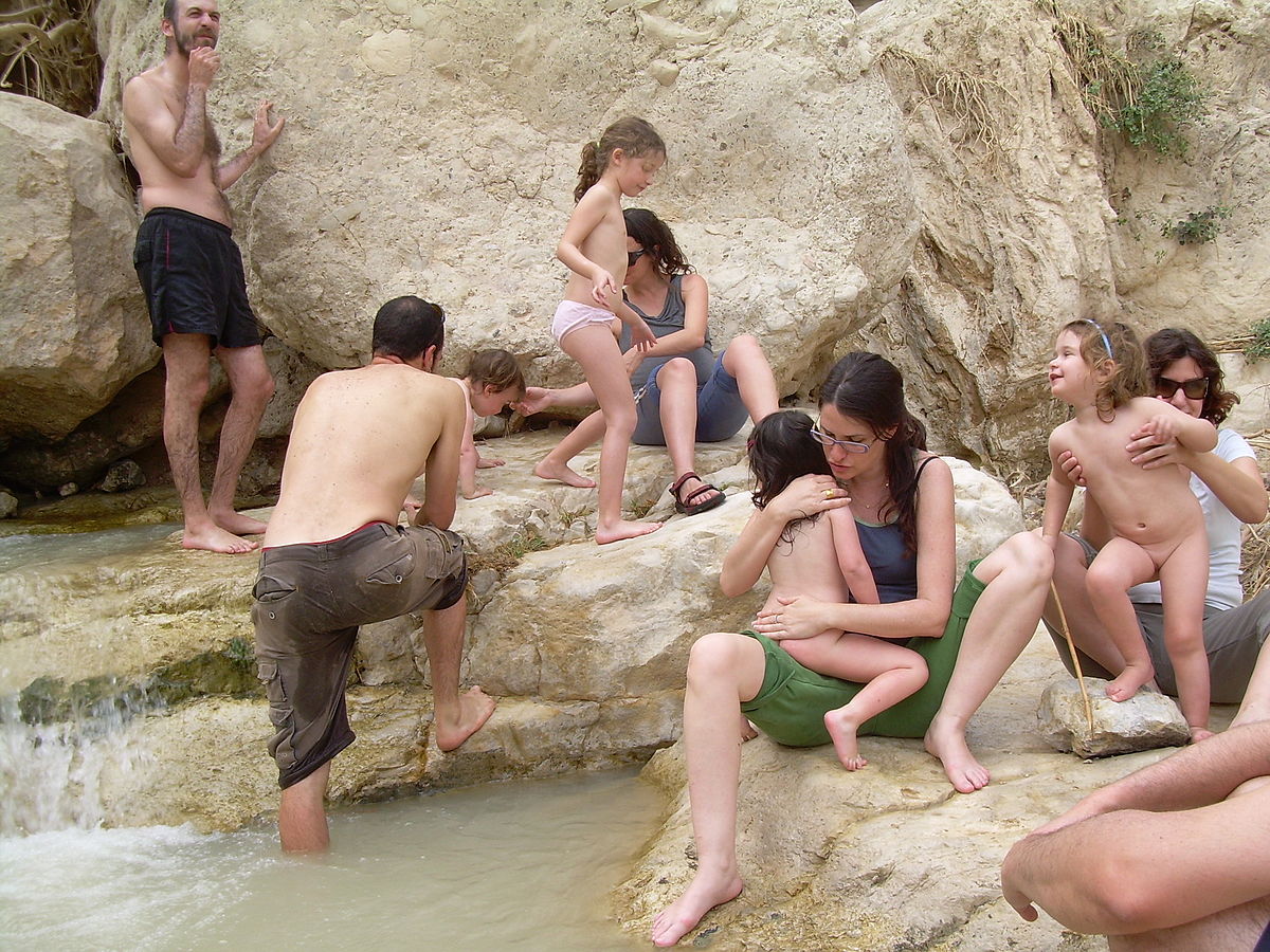 FAmily nackt File:Family at ein gedi.jpg - Wikimedia Commons