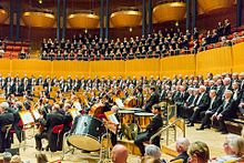 Der Mädchenchor singt zusammen mit dem Kölner Männer-Gesang-Verein in der Kölner Philharmonie