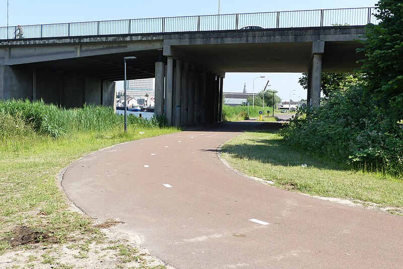 File:Fietspad Markkade, Breda P1070352.jpg