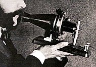 ב-1876 הומצא אב טיפוס של הטלפון בידי אלכסנדר גרהם בל.